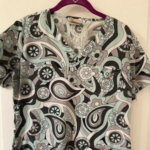 Uniform Advantage scrub top.